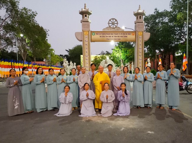 Cúng dường 2.000 quyển sách nhân Lễ tưởng niệm đức Thánh Tổ Ni tại Cần Thơ