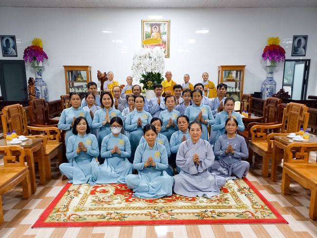 Cúng dường 2.000 quyển sách nhân Lễ tưởng niệm đức Thánh Tổ Ni tại Cần Thơ