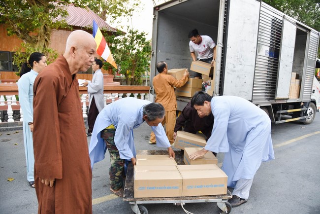 Cúng dường 2.000 quyển sách nhân Lễ tưởng niệm đức Thánh Tổ Ni tại Cần Thơ