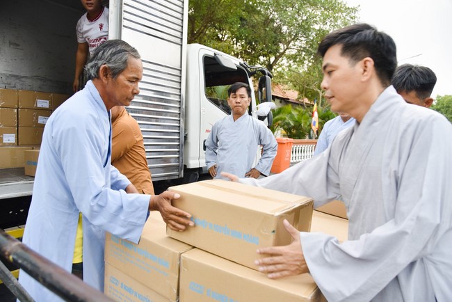 Cúng dường 2.000 quyển sách nhân Lễ tưởng niệm đức Thánh Tổ Ni tại Cần Thơ