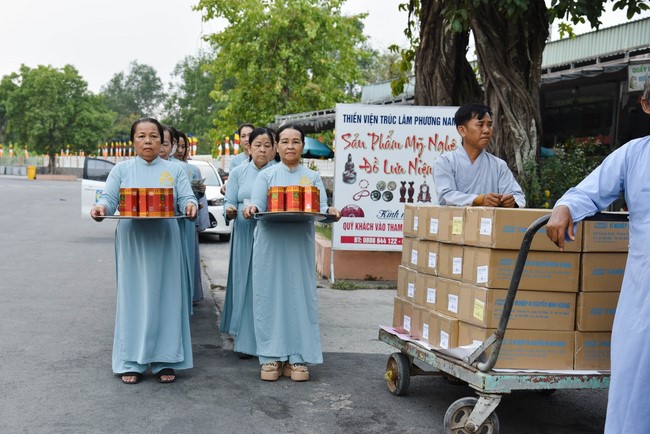 Cúng dường 2.000 quyển sách nhân Lễ tưởng niệm đức Thánh Tổ Ni tại Cần Thơ