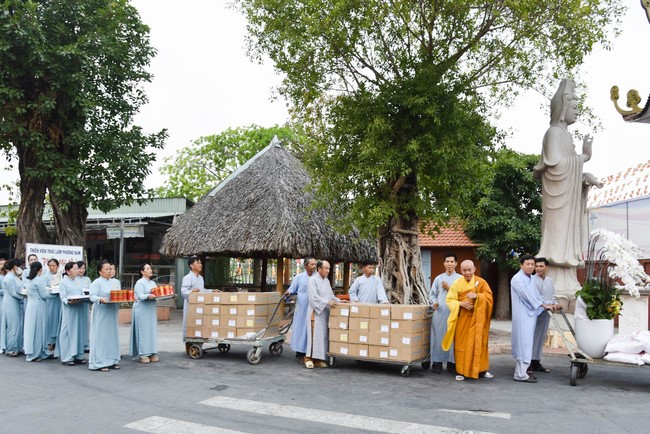 Cúng dường 2.000 quyển sách nhân Lễ tưởng niệm đức Thánh Tổ Ni tại Cần Thơ