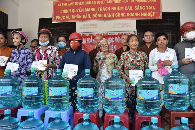 Chương trình trao tặng “Giọt nước nghĩa tình” đến người dân huyện Bình Đại, Bến Tre