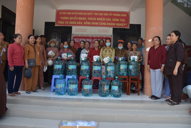 Chương trình trao tặng “Giọt nước nghĩa tình” đến người dân huyện Bình Đại, Bến Tre