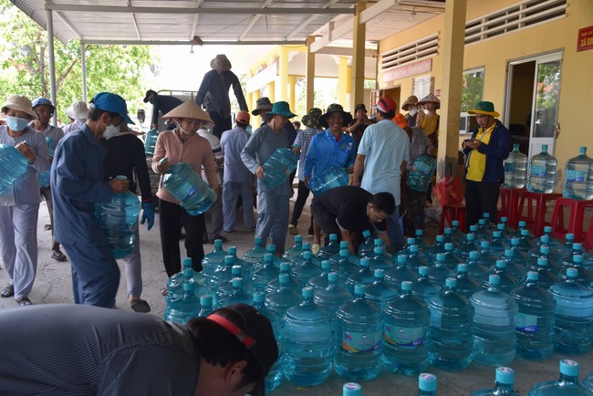 Chương trình trao tặng “Giọt nước nghĩa tình” đến người dân huyện Bình Đại, Bến Tre