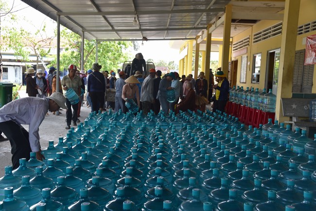 Chương trình trao tặng “Giọt nước nghĩa tình” đến người dân huyện Bình Đại, Bến Tre