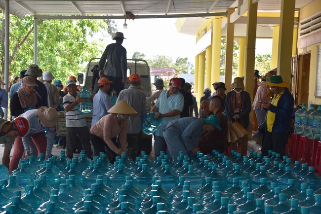 Chương trình trao tặng “Giọt nước nghĩa tình” đến người dân huyện Bình Đại, Bến Tre