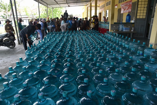 Chương trình trao tặng “Giọt nước nghĩa tình” đến người dân huyện Bình Đại, Bến Tre