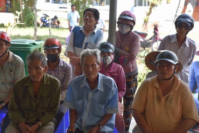Chương trình trao tặng “Giọt nước nghĩa tình” đến người dân huyện Bình Đại, Bến Tre
