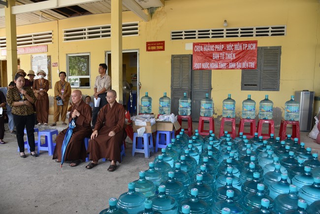 Chương trình trao tặng “Giọt nước nghĩa tình” đến người dân huyện Bình Đại, Bến Tre