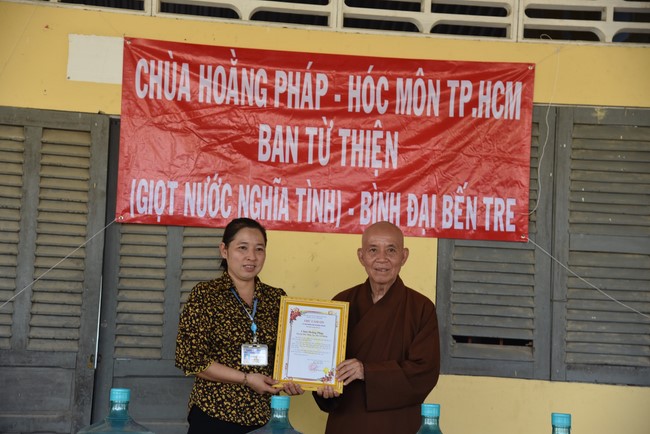 Chương trình trao tặng “Giọt nước nghĩa tình” đến người dân huyện Bình Đại, Bến Tre