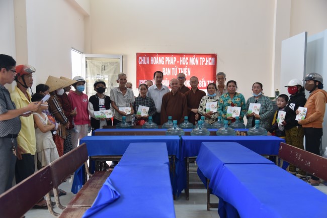 Chương trình trao tặng “Giọt nước nghĩa tình” đến người dân huyện Bình Đại, Bến Tre