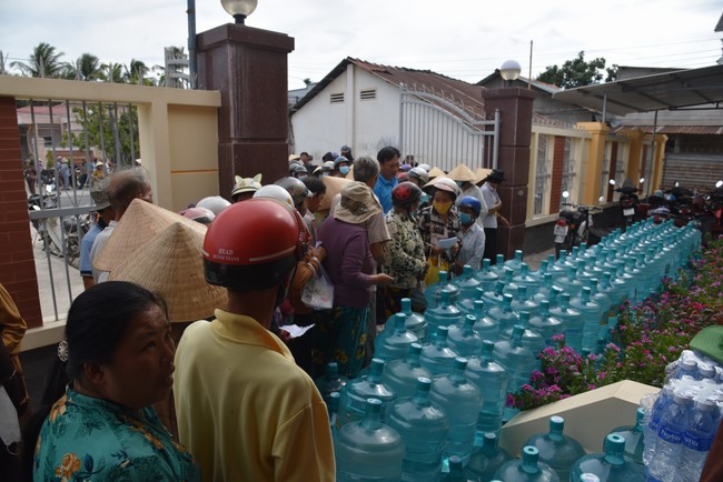 Chương trình trao tặng “Giọt nước nghĩa tình” đến người dân huyện Bình Đại, Bến Tre