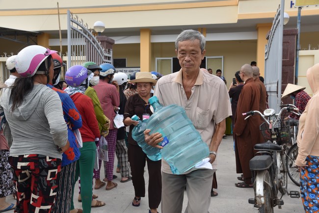 Chương trình trao tặng “Giọt nước nghĩa tình” đến người dân huyện Bình Đại, Bến Tre