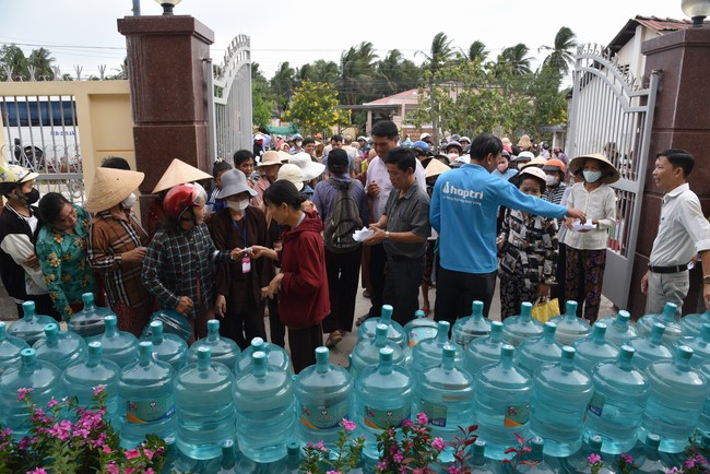Chương trình trao tặng “Giọt nước nghĩa tình” đến người dân huyện Bình Đại, Bến Tre