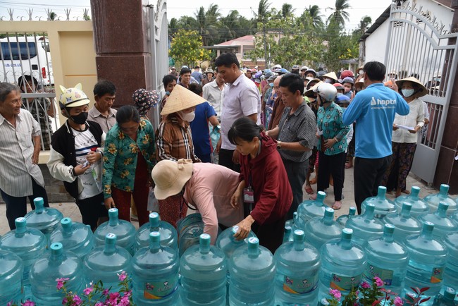 Chương trình trao tặng “Giọt nước nghĩa tình” đến người dân huyện Bình Đại, Bến Tre
