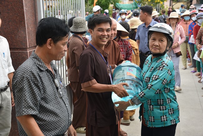 Chương trình trao tặng “Giọt nước nghĩa tình” đến người dân huyện Bình Đại, Bến Tre