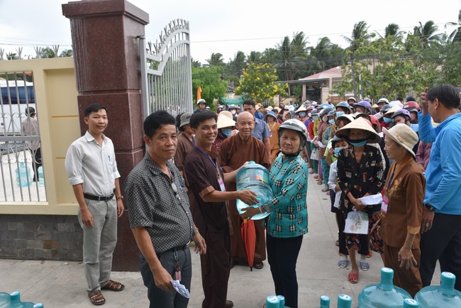 Chương trình trao tặng “Giọt nước nghĩa tình” đến người dân huyện Bình Đại, Bến Tre