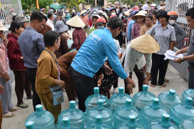 Chương trình trao tặng “Giọt nước nghĩa tình” đến người dân huyện Bình Đại, Bến Tre