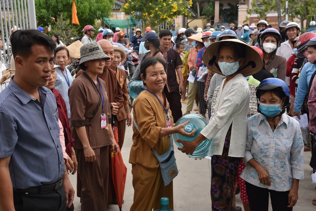 Chương trình trao tặng “Giọt nước nghĩa tình” đến người dân huyện Bình Đại, Bến Tre
