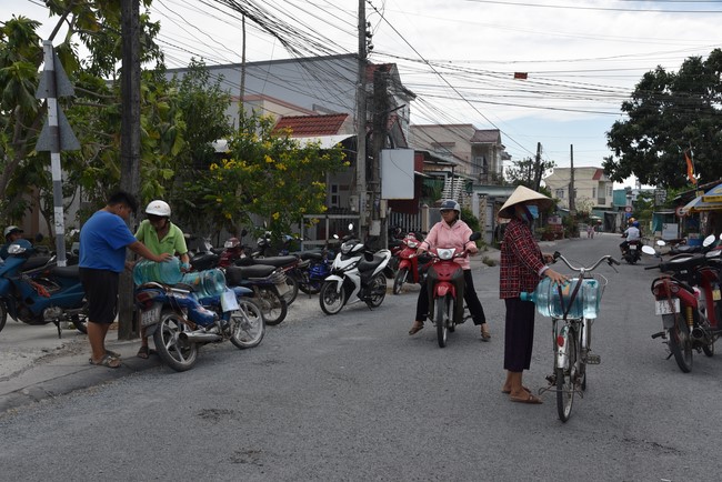 Chương trình trao tặng “Giọt nước nghĩa tình” đến người dân huyện Bình Đại, Bến Tre