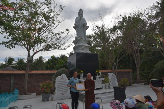 Chương trình trao tặng “Giọt nước nghĩa tình” đến người dân huyện Bình Đại, Bến Tre