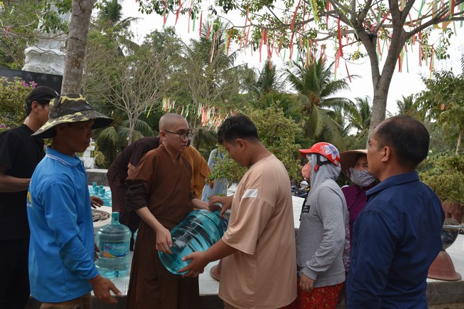 Chương trình trao tặng “Giọt nước nghĩa tình” đến người dân huyện Bình Đại, Bến Tre