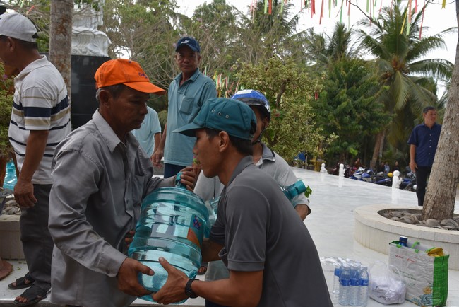 Chương trình trao tặng “Giọt nước nghĩa tình” đến người dân huyện Bình Đại, Bến Tre