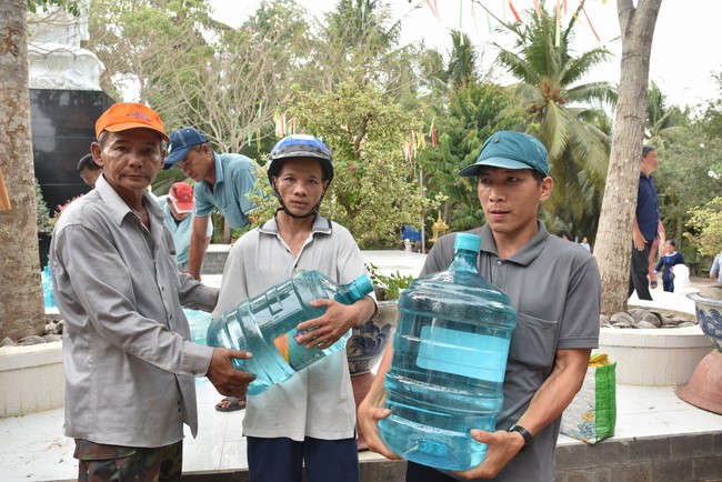 Chương trình trao tặng “Giọt nước nghĩa tình” đến người dân huyện Bình Đại, Bến Tre