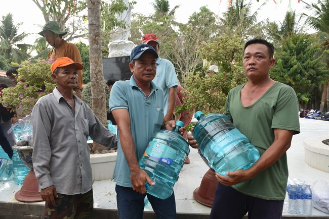 Chương trình trao tặng “Giọt nước nghĩa tình” đến người dân huyện Bình Đại, Bến Tre