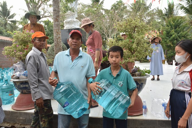 Chương trình trao tặng “Giọt nước nghĩa tình” đến người dân huyện Bình Đại, Bến Tre