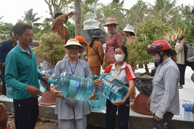 Chương trình trao tặng “Giọt nước nghĩa tình” đến người dân huyện Bình Đại, Bến Tre