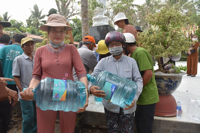 Chương trình trao tặng “Giọt nước nghĩa tình” đến người dân huyện Bình Đại, Bến Tre