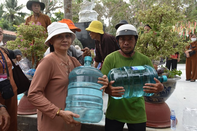 Chương trình trao tặng “Giọt nước nghĩa tình” đến người dân huyện Bình Đại, Bến Tre
