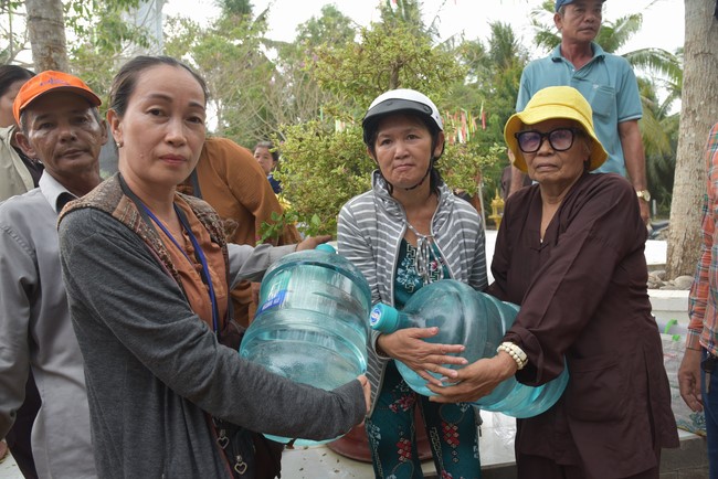 Chương trình trao tặng “Giọt nước nghĩa tình” đến người dân huyện Bình Đại, Bến Tre