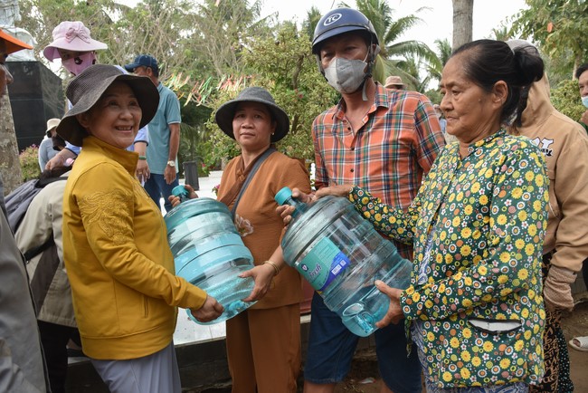Chương trình trao tặng “Giọt nước nghĩa tình” đến người dân huyện Bình Đại, Bến Tre