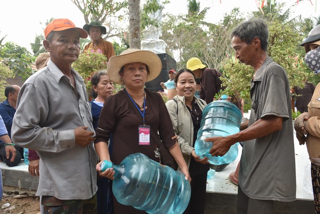 Chương trình trao tặng “Giọt nước nghĩa tình” đến người dân huyện Bình Đại, Bến Tre