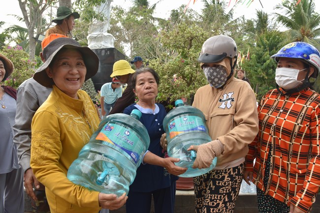 Chương trình trao tặng “Giọt nước nghĩa tình” đến người dân huyện Bình Đại, Bến Tre