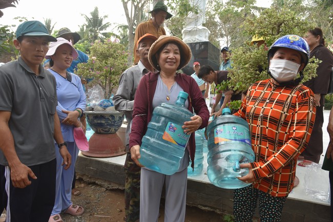 Chương trình trao tặng “Giọt nước nghĩa tình” đến người dân huyện Bình Đại, Bến Tre
