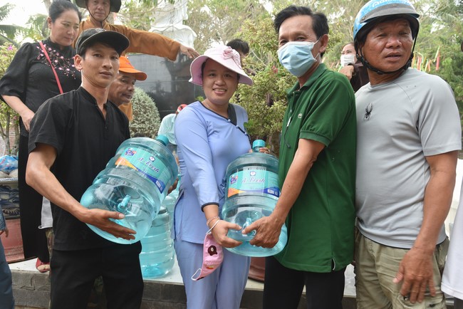 Chương trình trao tặng “Giọt nước nghĩa tình” đến người dân huyện Bình Đại, Bến Tre