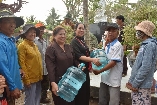 Chương trình trao tặng “Giọt nước nghĩa tình” đến người dân huyện Bình Đại, Bến Tre