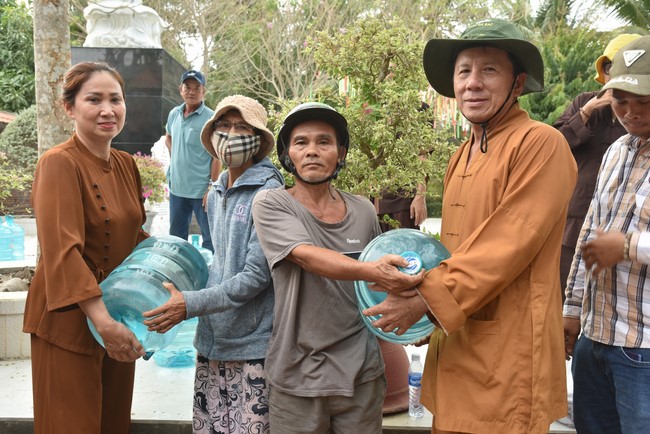 Chương trình trao tặng “Giọt nước nghĩa tình” đến người dân huyện Bình Đại, Bến Tre