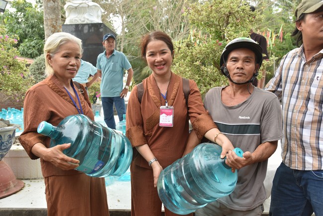 Chương trình trao tặng “Giọt nước nghĩa tình” đến người dân huyện Bình Đại, Bến Tre