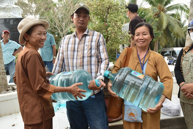 Chương trình trao tặng “Giọt nước nghĩa tình” đến người dân huyện Bình Đại, Bến Tre