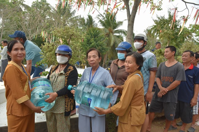Chương trình trao tặng “Giọt nước nghĩa tình” đến người dân huyện Bình Đại, Bến Tre