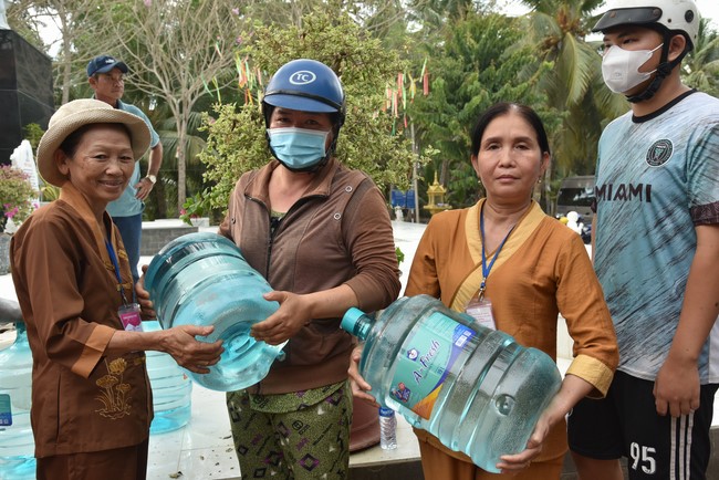 Chương trình trao tặng “Giọt nước nghĩa tình” đến người dân huyện Bình Đại, Bến Tre