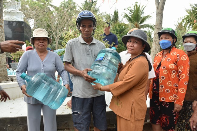 Chương trình trao tặng “Giọt nước nghĩa tình” đến người dân huyện Bình Đại, Bến Tre