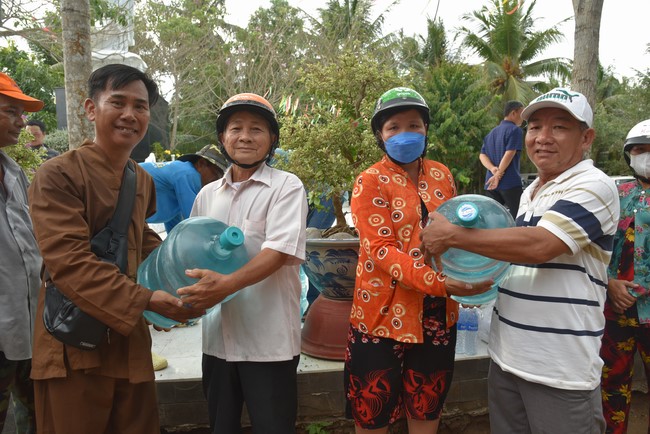 Chương trình trao tặng “Giọt nước nghĩa tình” đến người dân huyện Bình Đại, Bến Tre