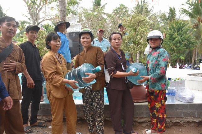 Chương trình trao tặng “Giọt nước nghĩa tình” đến người dân huyện Bình Đại, Bến Tre