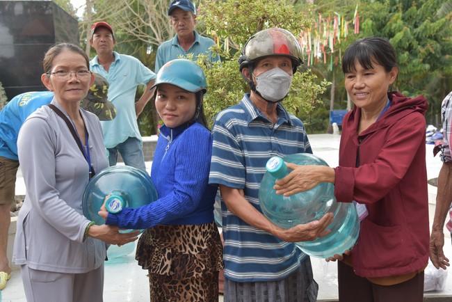 Chương trình trao tặng “Giọt nước nghĩa tình” đến người dân huyện Bình Đại, Bến Tre